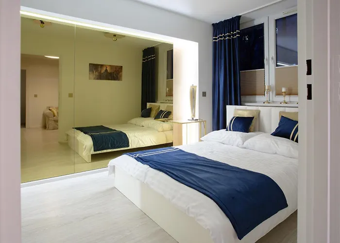 Golden Peacock - Grazynskiego 7 *