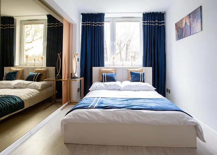 Golden Peacock - Grazynskiego 7 *